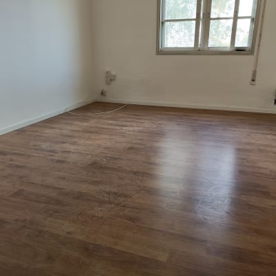 רצפת פרקט עץ בחדר ריק עם חלון