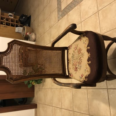 כיסא עץ עם ריפוד פרחוני על המושב