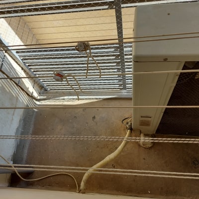 רשת מתכת למניעת כניסת יונים במרפסת