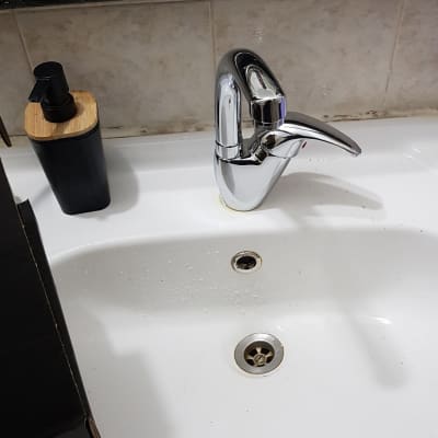 ברז כרום בכיור לבן עם סבון נוזלי