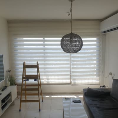 סולם עץ, ארגז כלים ושלט על שולחן