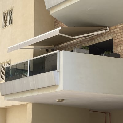 סוכך חום פתוח על מרפסת בניין