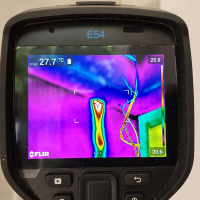 תצוגת מצלמה תרמית עם אזור חם על הקיר