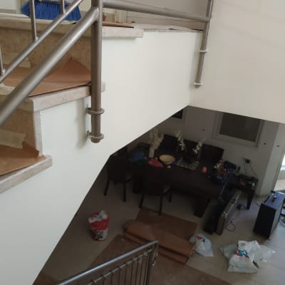 חומרי צביעה על הרצפה, מברשת כחולה על המדרגות