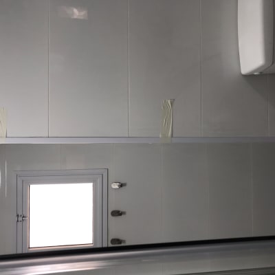 קיר עם אריחים, סרט דבק, חלון קטן