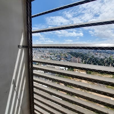 רשת מתכת על חלון למניעת כניסת יונים