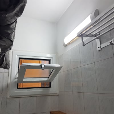 חלון פתוח עם אור ניאון על קיר לבן