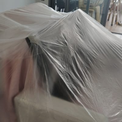 רהיטים מכוסים בניילון לקראת צביעה