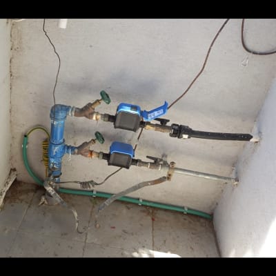 צינורות מים עם ברזים ומדי מים כחולים
