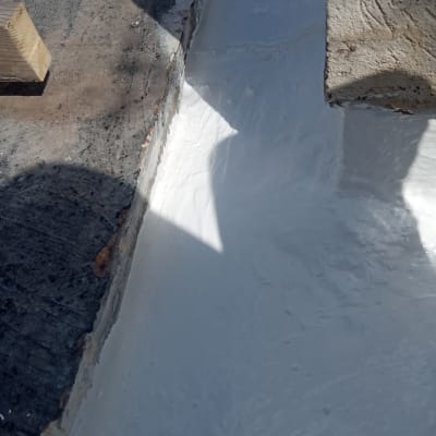 חומר איטום לבן על משטח בטון