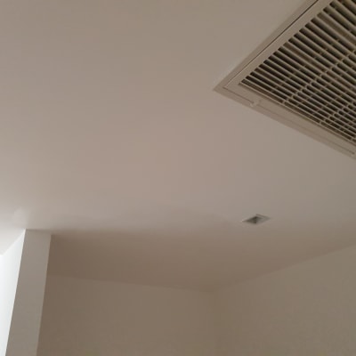 תקרה צבועה בלבן עם פתחי אוורור