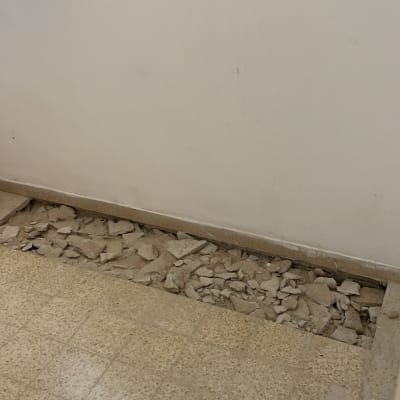 רצפה שבורה עם שברי בטון בתהליך שיפוץ