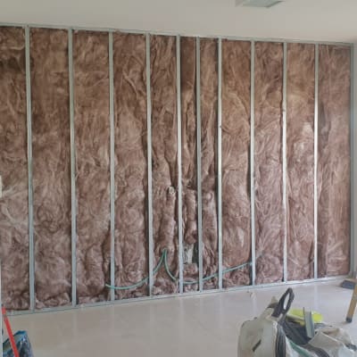 קיר גבס עם בידוד בתהליך בנייה