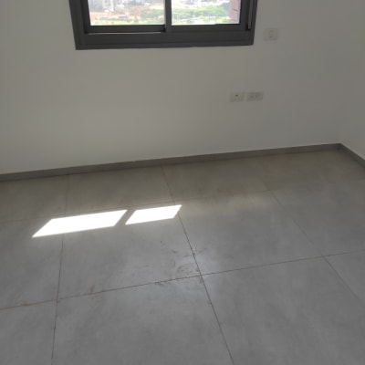 רצפה מלוכלכת עם סימני לכלוך ואבק