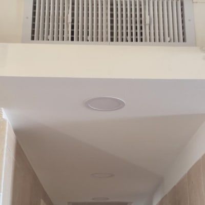 פתחי אוורור של מזגן בתקרה