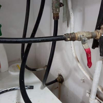 צינורות שחורים וברזים מתחת לכיור