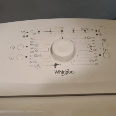 לוח בקרה של מכונת כביסה עם כפתורים ותוכניות