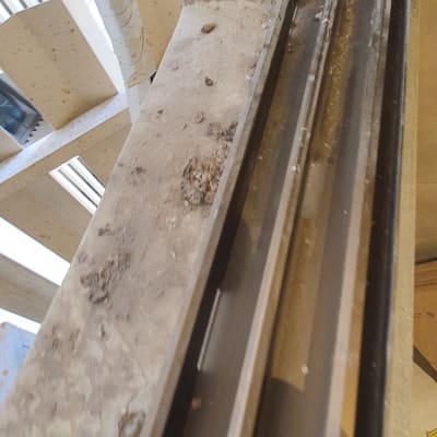 מסילה מלוכלכת עם אבק ולכלוך