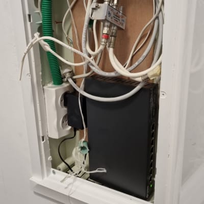 ארון חשמל פתוח עם כבלים ומחברים