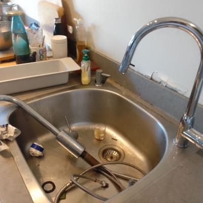 כיור מטבח עם ברז מפורק וכלי עבודה