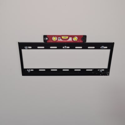 פלס ומתקן תלייה על קיר