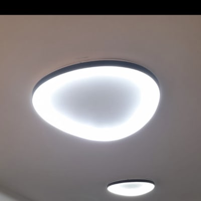 שני גופי תאורה עגולים מותקנים בתקרה