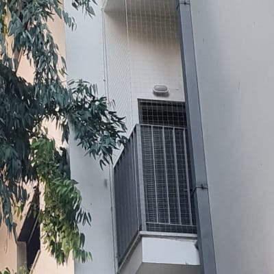 מרפסת עם רשת למניעת כניסת יונים