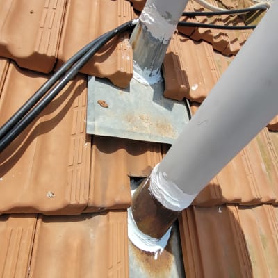 צינורות על גג רעפים עם איטום לבן