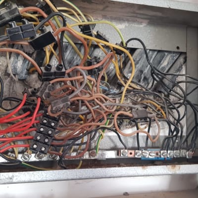 חוטי חשמל צבעוניים מחוברים ללוח חשמל פתוח