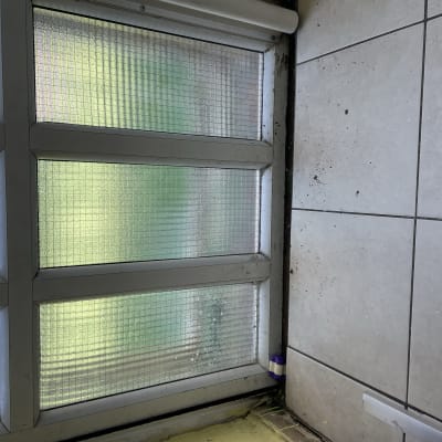 חלונות זכוכית מרובעים עם מסגרת מתכתית