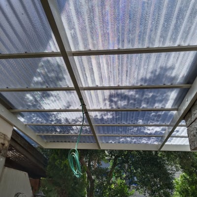 פרגולה מאלומיניום עם כיסוי שקוף למחצה