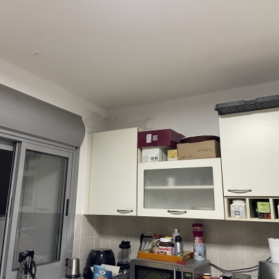 מטבח עם ארונות, מכשירי חשמל ומוצרי מזון