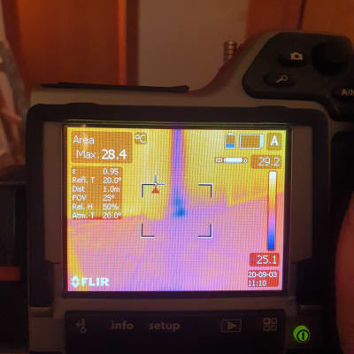 תצוגת מצלמה תרמית עם מדידת טמפרטורה