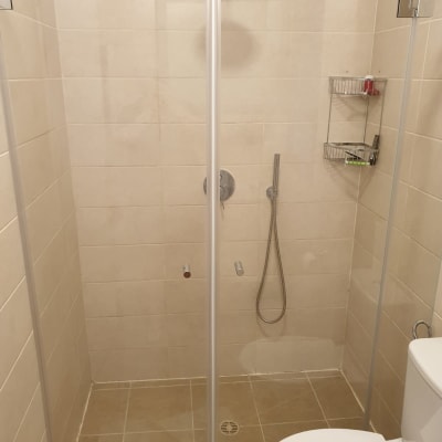 מקלחת עם ראש גשם ודלת זכוכית