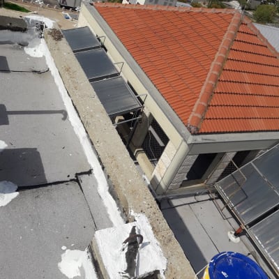 גג עם ציפוי לבן ודלי צבע צהוב