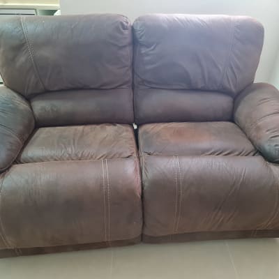 ספה חומה עם כתמים על המושב והמשענת