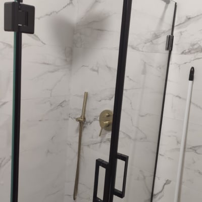 מקלחון עם דלת זכוכית וראש מקלחת עגול