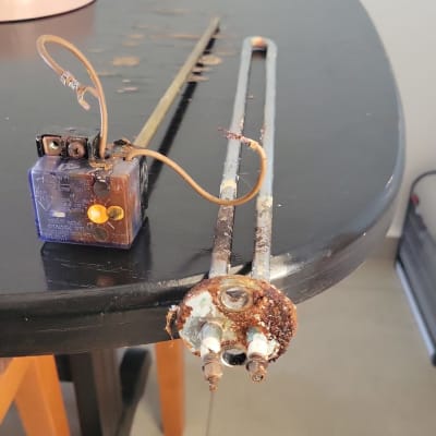 גוף חימום דודי שמש עם חלודה וחוטי חשמל