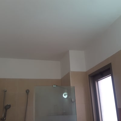 תקרה צבועה בלבן בחדר אמבטיה