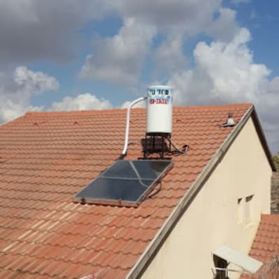 דוד שמש על גג רעפים עם קולטים