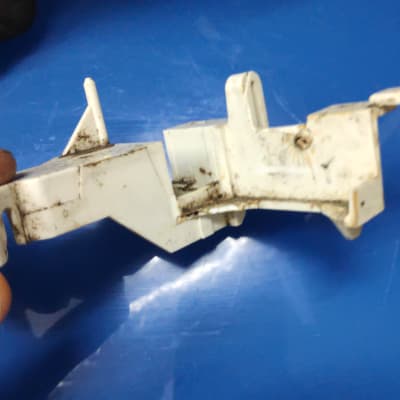 חלק פלסטיק לבן עם לכלוך על רקע כחול