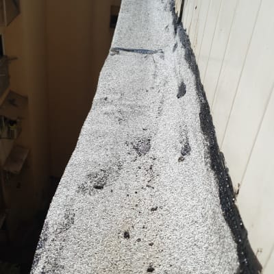 איטום גג עם זפת ואבנים קטנות