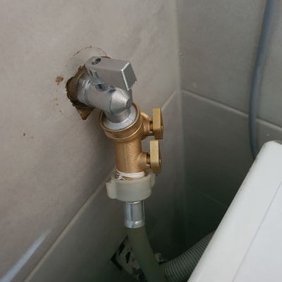 ברז מתכת מחובר לצינור במערכת אינסטלציה