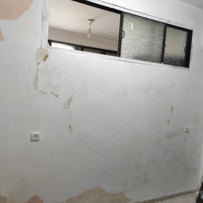 קיר עם קילופי צבע וסולם צמוד