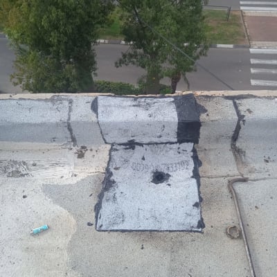 תיקון ואיטום גג עם יריעות ביטומניות וכלי עבודה