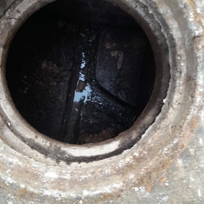 פתח ביוב עם מים בתוכו