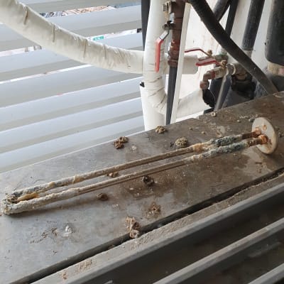 חוטי חשמל וצינורות עם בידוד לבן