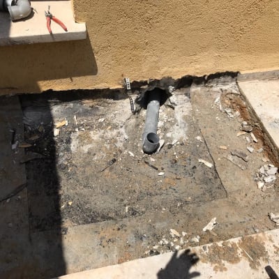 צינור אפור מותקן ברצפה עם כלים מסביב