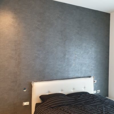 קיר עם טפט כהה ומנורת תקרה