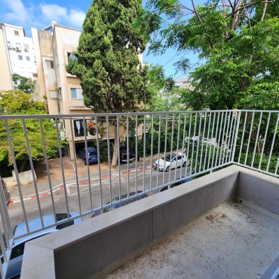 מעקה מתכת לבן במרפסת קטנה